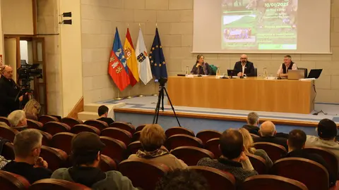Alrededor de cien ganaderos participaron en la jornada sobre leche de pastoreo en la Diputaci&oacute;n