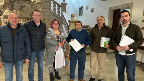 Deputados provinciais e alcalde de Mondo&ntilde;edo con veci&ntilde;os de Santa Mar&iacute;a