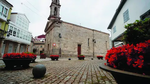 Fecha: 2020-06-03 Chantada, Iglesia de Santa Mari&ntilde;a y casa de la cultura Chantada