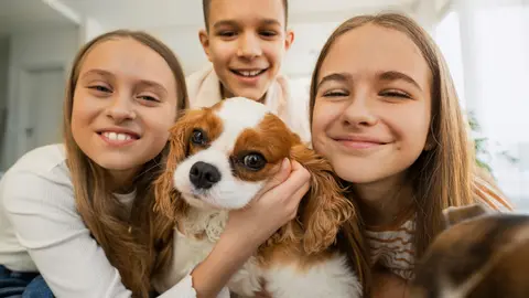 Niños y mascota