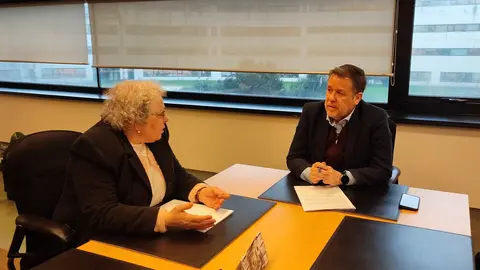 Reuni&oacute;n en Santiago da Alcaldesa co Xerente do Consorcio