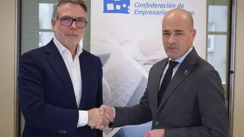 Jose Pina y Jaime Lopez, durante el acto de adhesi&oacute;n de Greenfiber a la CEL