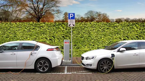 Coche el&eacute;ctrico, cargador