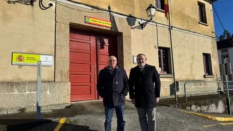 Balseiro, ante la Casa Cuartel de O Valadouro