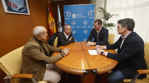 El conselleiro L&oacute;pez Campos, durante la reuni&oacute;n con las Cofrad&iacute;as de Semana Santa en la Delegaci&oacute;n de la Xunta en Lugo