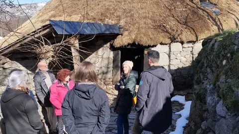 Olalla Rodil y Daniel Garc&iacute;a visitaron Piornedo y se reunieron con los propietarios de las pallozas