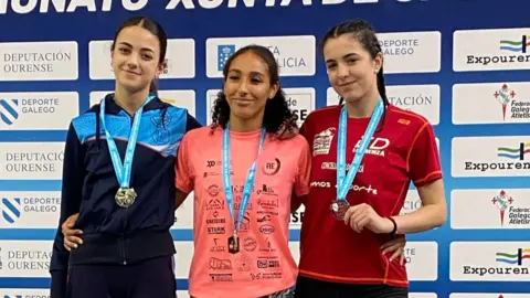 Iria Rodr&iacute;guez, a la derecha, acab&oacute; tercera en los 400 metros lisos, en categor&iacute;a sub-20