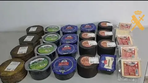 Las piezas de queso fueron encontradas por la Guardia Civil de Burela en el interior de un veh&iacute;culo sin seguro ni ITV