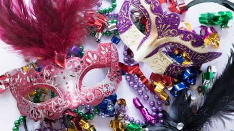 mascaras-primer-plano-perlas-confeti_23-2147747414