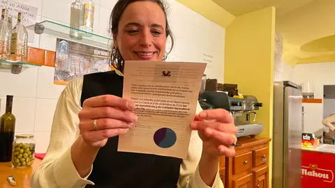 Amparo Iglesias, vecina de Os Oscos, lee la carta en Bustapena
