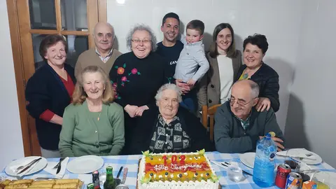 Ramona Corti&ntilde;as celebr&oacute; su 102 cumplea&ntilde;os en O Pereiro, en Alfoz