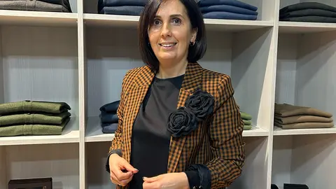 Fini, propietaria de la tienda Gal&aacute;n, de moda hombre, en Ribadeo