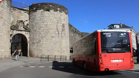 Un autob&uacute;s urbano de Lugo traza una curva ante la Porta de San Pedro