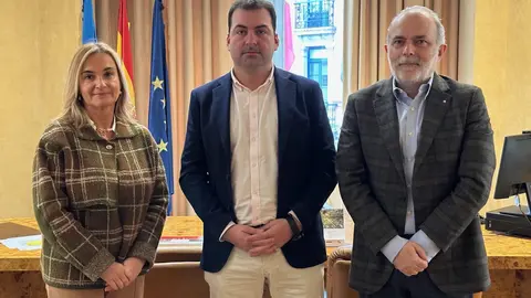 Por la izquierda, Sonia Fern&aacute;ndez, responsable de la red de antenas camerales; Sergio Hidalgo y Jos&eacute; Manuel Ferreira, tras la reuni&oacute;n. FIRMA: A. S.
