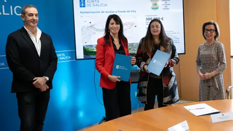 Encarnaci&oacute;n Rivas, alcaldesa de Folgoso do Courel, con la conselleira Mar&iacute;a Allegue