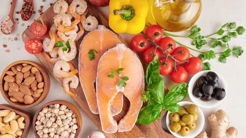 balanced-nutrition-concept-clean-eating-flexitarian-mediterranean-diet-top-view-flat-nutrition-clean-eating-food-concept-diet-plan-with-vitamins-minerals-salmon-shrimp-mix-vegetables