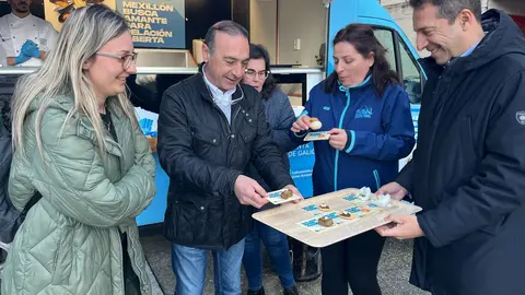 El conselleiro Alfonso Villares, durante la jornada en Xove