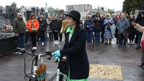 El grupo Achadego guio la visita teatralizada realizada en el cementerio de San Froil&aacute;n