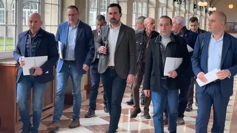 Deputados Grupo Provincial Popular &aacute; entrada do Pleno da Deputaci&oacute;n 25032025
