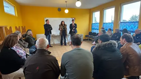 Elena Candia, durante la reuni&oacute;n con los vecinos de Castelo
