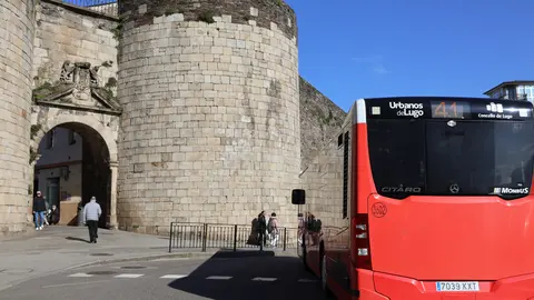 Un autob&uacute;s urbano de Lugo, en la Porta de San Pedro