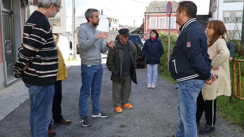 Rub&eacute;n Arroxo y Alexandre Penas, durante la reuni&oacute;n con los vecinos de la r&uacute;a R&iacute;o Parga