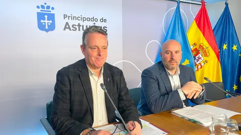 *En la imagen, el consejero de Medio Rural y Pol&iacute;tica Agraria, Marcelino Marcos, (izqda.) y el director general de Planificaci&oacute;n Agraria, Marcos da Rocha.