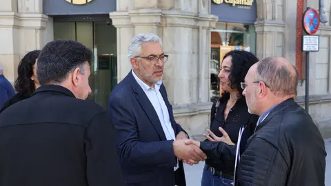 Miguel Fern&aacute;ndez, con los vecinos del centro urbano
