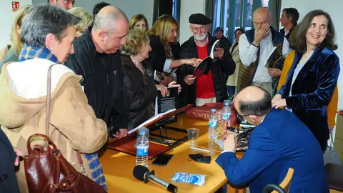Cipriano Fern&aacute;ndez firmando libros en el Casino de Luarca