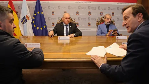 150425 Sinatura venda de parcela no pol&iacute;gono de Friol