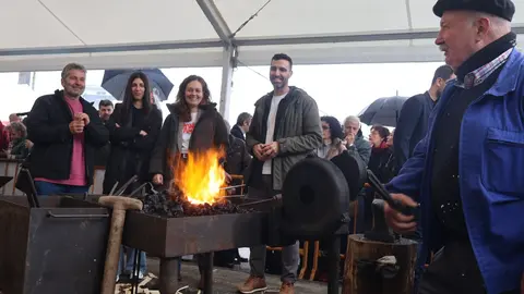 Los diputados Daniel Garc&iacute;a e Iria Castro acudieron a la Feira da Artesan&iacute;a do Ferro de Riotorto