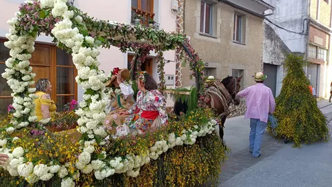 250425 DESFILE DO MAIO EN LOURENZ&Aacute;