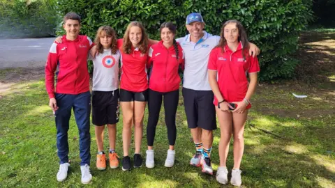 Ram&oacute;n Cabodevila con j&oacute;venes deportistas del Club Altru&aacute;n
