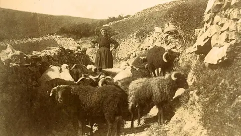Vaqueira de Bra&ntilde;aivente (Salas). Fotograf&iacute;a de Juan Ur&iacute;a R&iacute;u (FF), 1909.