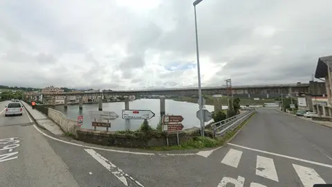 Puente del Esp&iacute;n, sobre la r&iacute;a de Navia; l&iacute;mite entre los concejos de Navia y Coa&ntilde;a
