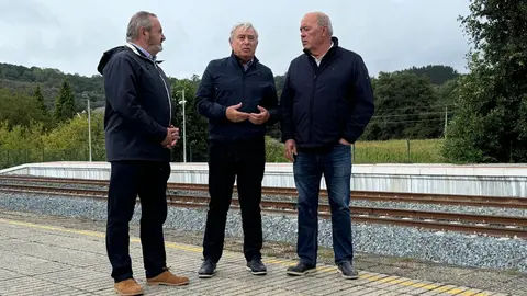 Barreiro, Balseiro y Serrano en el and&eacute;n de la estaci&oacute;n de Sarria durante una visita para evaluar las infraestructuras ferroviarias.