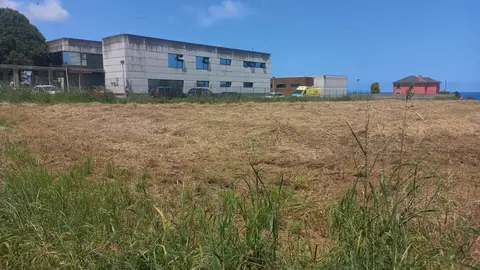 230525 PARCELA ONDE SE SITUAR&Iacute;A A AMPLIACI&Oacute;N DO CENTRO DE SA&Uacute;DE (AO FONDO)