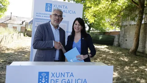 La conselleira Mar&iacute;a Mart&iacute;nez Allegue y el alcalde Miguel Fern&aacute;ndez, durante la firma del convenio
