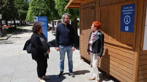 Ferreiro y Arroxo, en el puesto de atenci&oacute;n tur&iacute;stica de la Praza Maior de Lugo