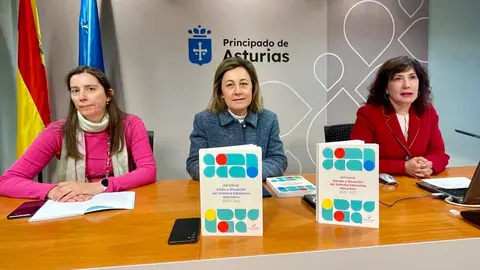 La consejera de Educaci&oacute;n, Lydia Espina, entre la secretaria y la presidenta del Consejo Escolar del Principado, Mar de la Pe&ntilde;a y Mar&iacute;a Luz Pont&oacute;n, respectivamente