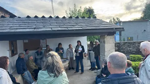 Un momento de la reuni&oacute;n de los concelleiros del PP de Lugo con vecinos de As Saamasas