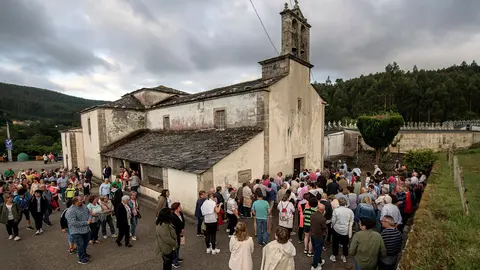 Romeros y romeras ante la iglesia de A Rigueira tras completar una de las rutas del San Antonio Ventureiro.