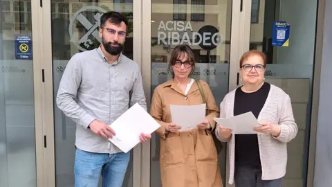 Paloma Gal&aacute;n, Carmen Cruzado y Jes&uacute;s P&eacute;rez durante la presentaci&oacute;n del curso de ingl&eacute;s para el personal del comercio y la hosteler&iacute;a de Ribadeo.