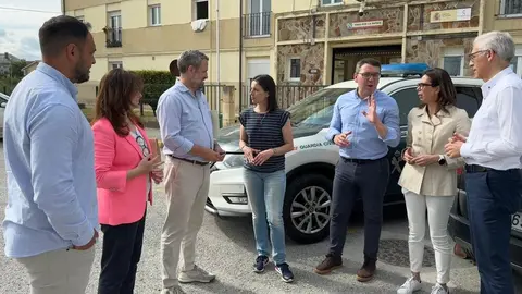 Deputados, alcalde e concelleiros diante o cuartel de Ribadeo