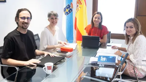 09,00 h.-        A conselleira do Mar, Marta Villaverde, acompa&ntilde;ada pola secretaria xeral T&eacute;cnica, Marta Barreiro, e a directora xeral de Desenvolvemento Pesqueiro, &Aacute;ngeles V&aacute;zquez, manter&aacute; unha xuntanza de traballo co director do Plan da Cultura Mar&iacute;tima de Galicia.
Foto xo&aacute;n crespo
