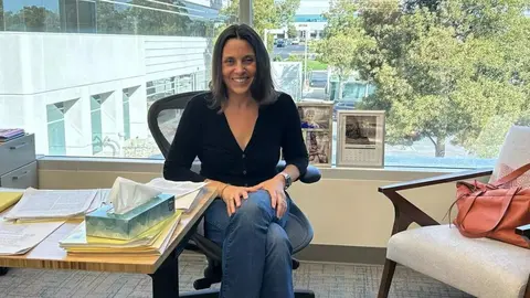 Dolores D&iacute;az, cient&iacute;fica Castropol en su lugar de trabajo en California