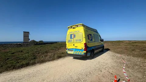 Ambulancia que se desplaz&oacute; a Rinlo para socorrer a la v&iacute;ctima