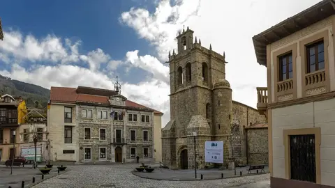 Colegiata y Ayuntamiento de Salas. Foto; Turismo Asturias