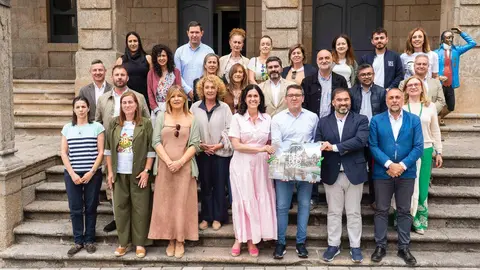 Foto de grupo nas escaleiras do Concello de Ribadeo
