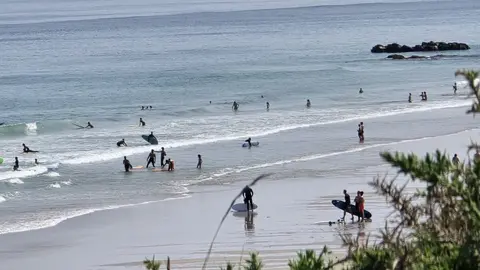 surf barreiros playa sol sombrillas